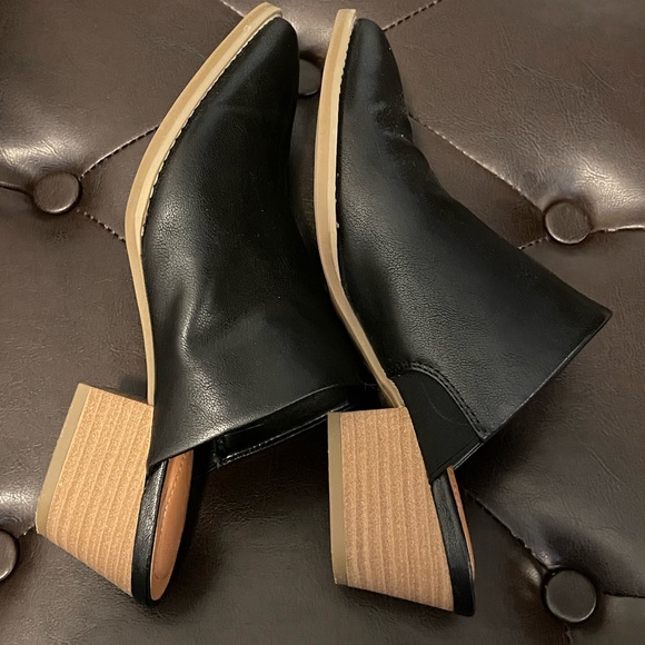 Universal Thread | Black Mules - Picture 6 of 13